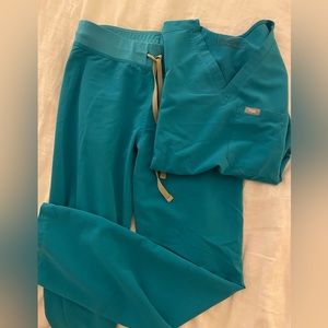 Color not made anymore! Teal scrubs perfect condition 💙💜 size XS top/pant